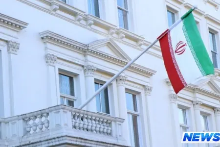 İranın Hollandiyadakı səfirliyinin binasını daşa basıblar