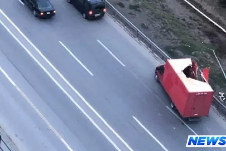 Bakıda elektrik dirəyi yük maşınının üzərinə aşıb - FOTO