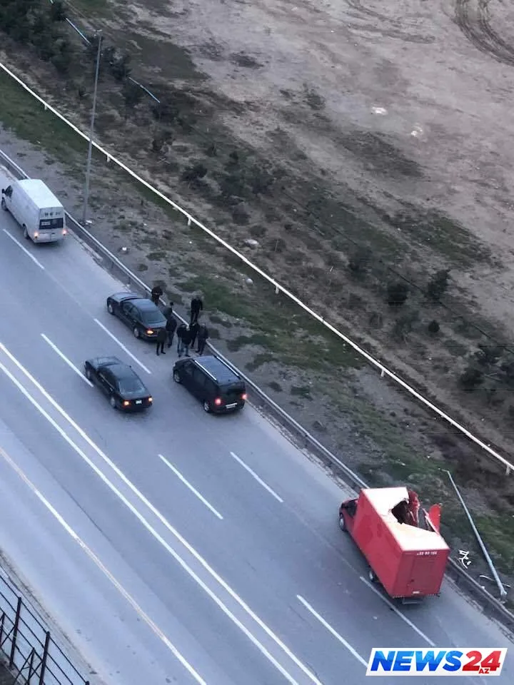 Bakıda elektrik dirəyi yük maşınının üzərinə aşıb - FOTO