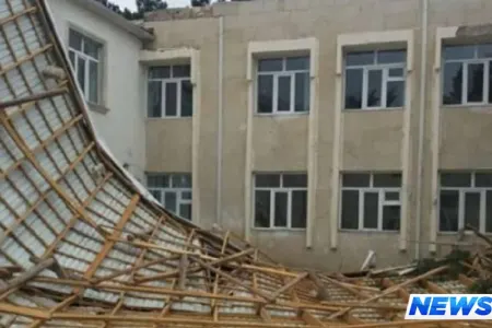 Külək Bakıda məktəbin dam örtüyünü uçurdu – FOTO