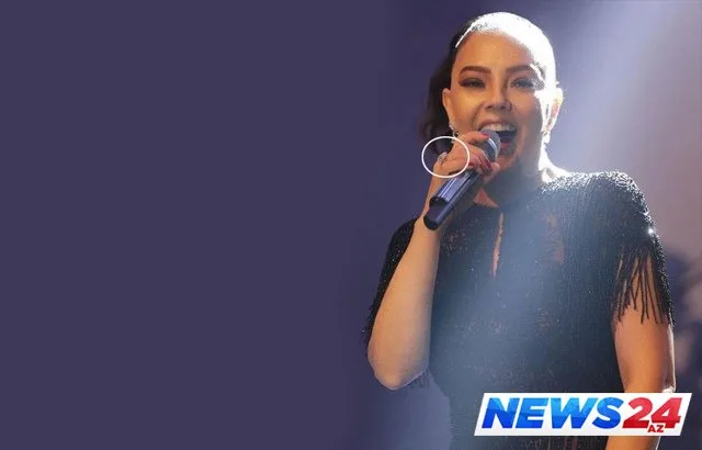 Ebru 2 milyonluq üzüklə səhnəyə çıxdı - FOTO