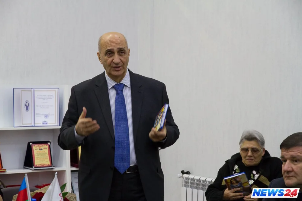 Azərbaycanlı yazıçının "Sevgi dərsi" və "Vicdanla sövdələşmə"si... - FOTO - VİDEO