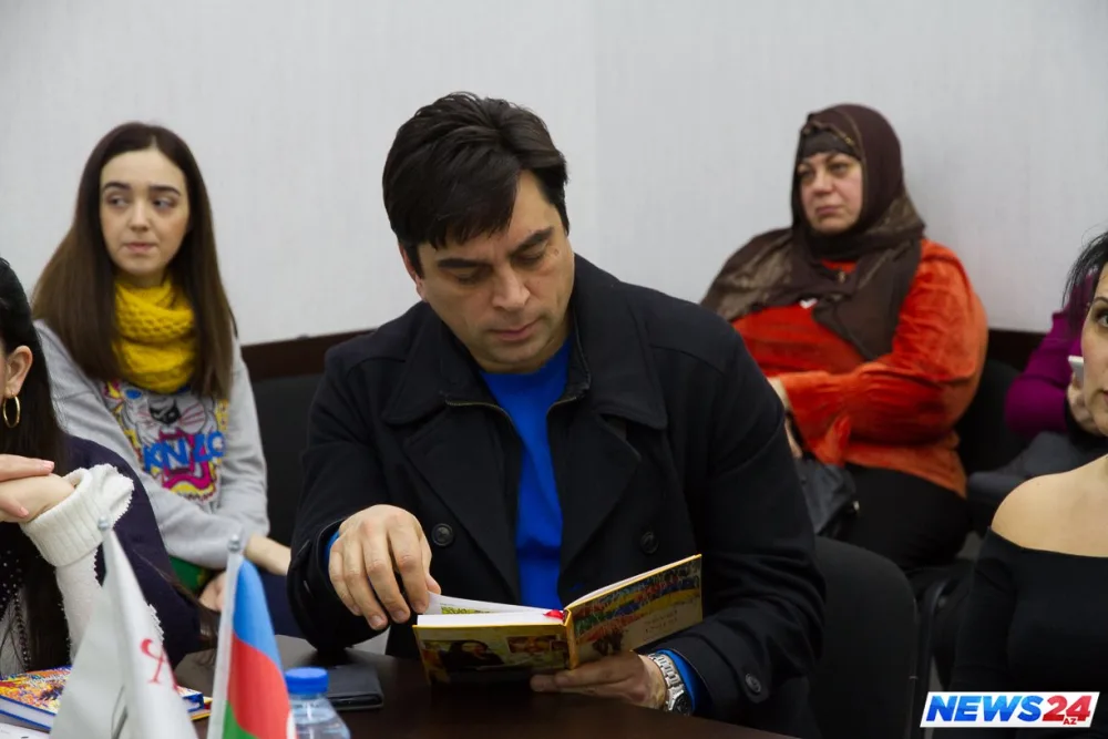 Azərbaycanlı yazıçının "Sevgi dərsi" və "Vicdanla sövdələşmə"si... - FOTO - VİDEO