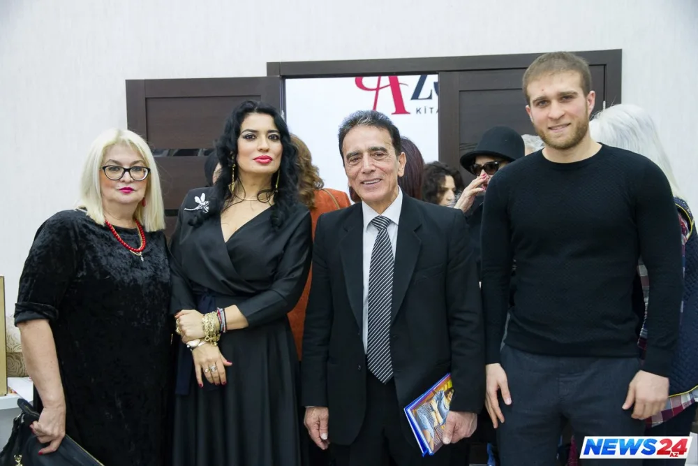 Azərbaycanlı yazıçının "Sevgi dərsi" və "Vicdanla sövdələşmə"si... - FOTO - VİDEO