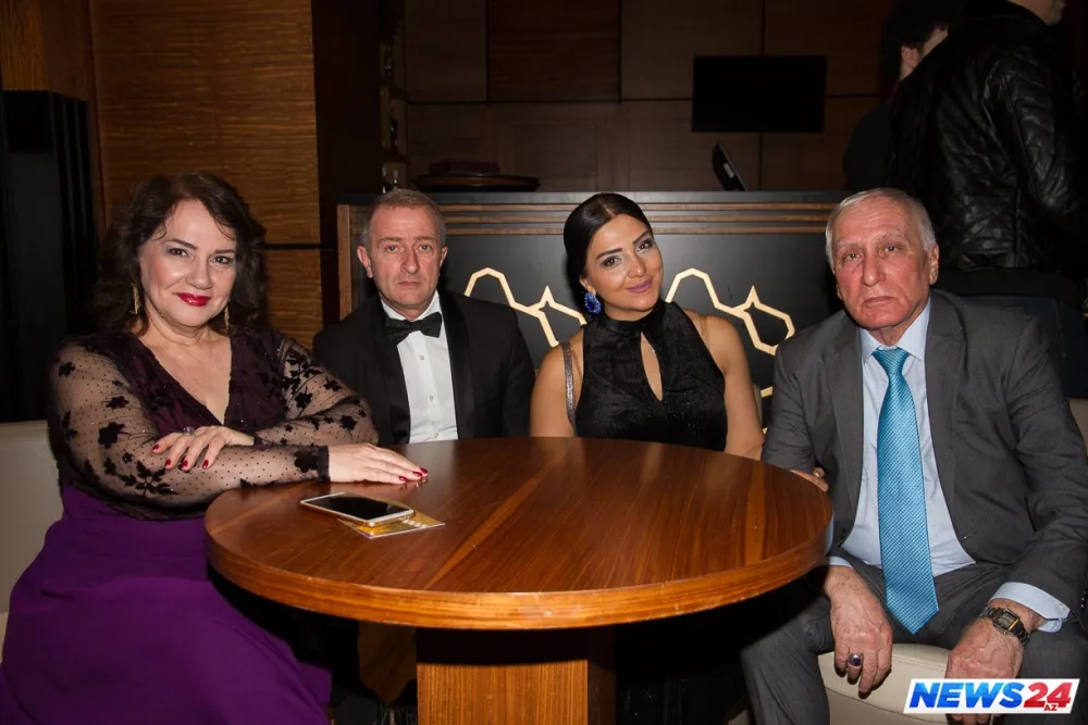 Fərda bu dəfə taksi sürücüsü oldu - FOTOLAR - VİDEO