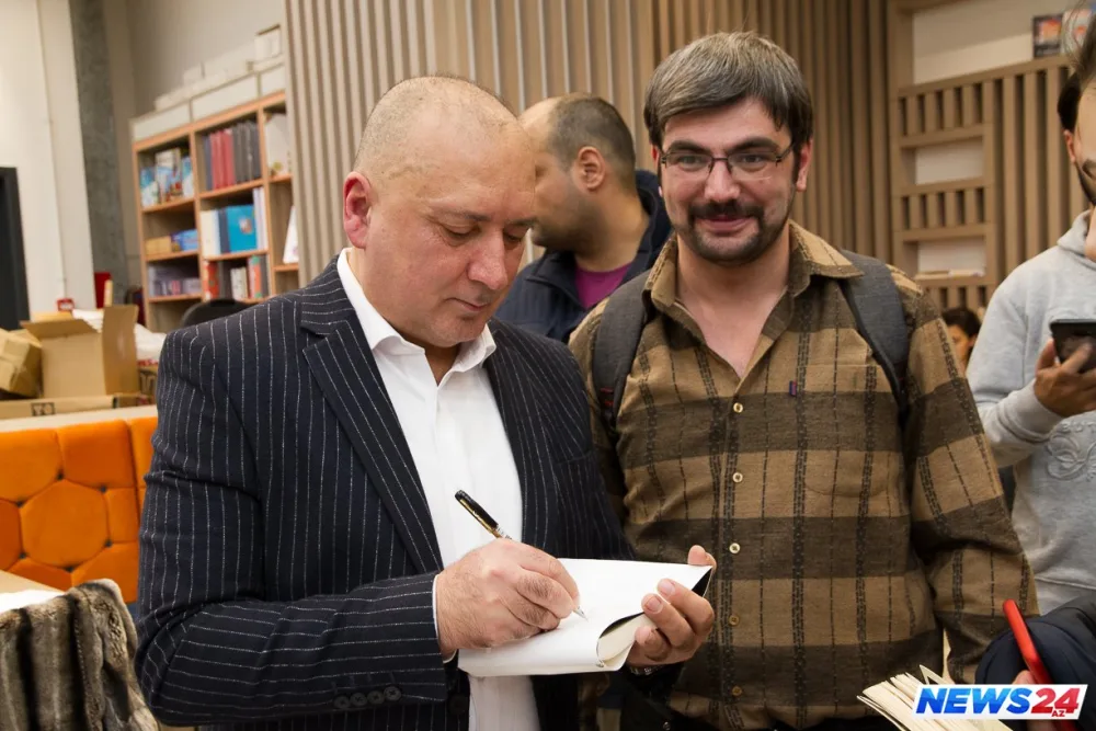 Yazıçı Varisin imza günü - "Uzaqdan gələn yağış" - FOTO - VİDEO