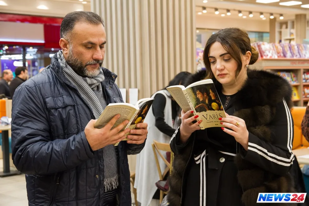 Yazıçı Varisin imza günü - "Uzaqdan gələn yağış" - FOTO - VİDEO