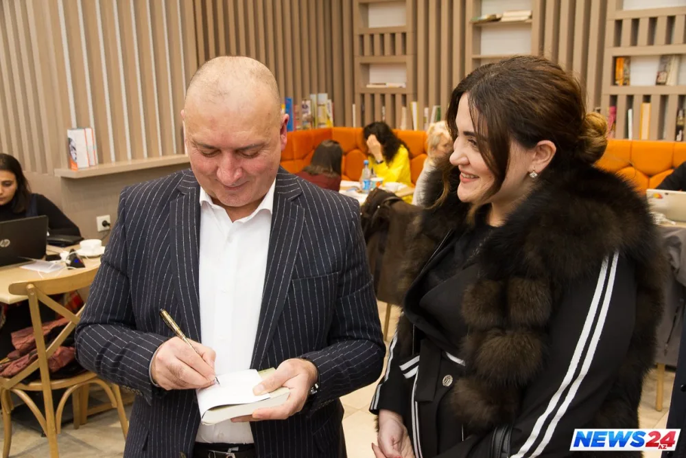 Yazıçı Varisin imza günü - "Uzaqdan gələn yağış" - FOTO - VİDEO