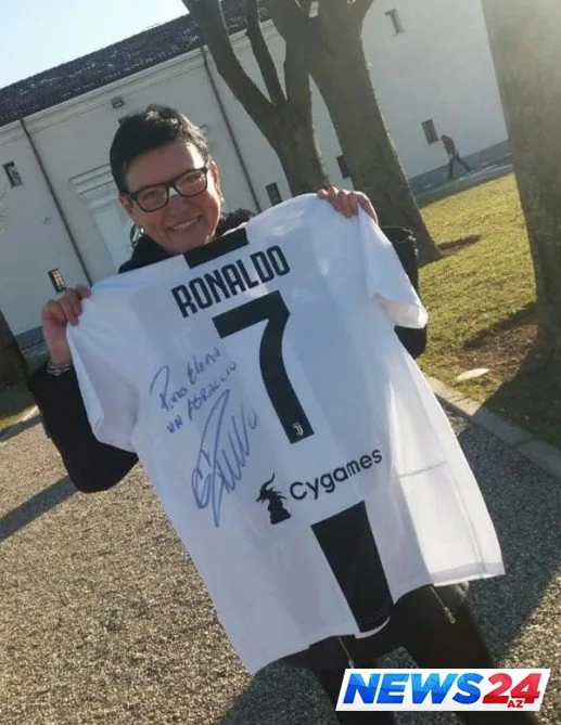 Ronaldu burnunu sındırdığı azarkeşə öz idman köynəyini bağışlayıb - FOTO