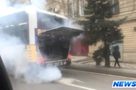 Bakının mərkəzində sərnişin avtobusu yanır