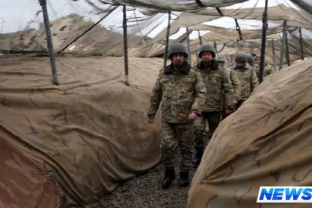 Zakir Həsənov cəbhə xəttində düşmənin mövqelərini izləyib - VİDEO