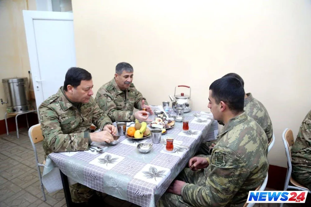 Zakir Həsənov cəbhə xəttində düşmənin mövqelərini izləyib - VİDEO