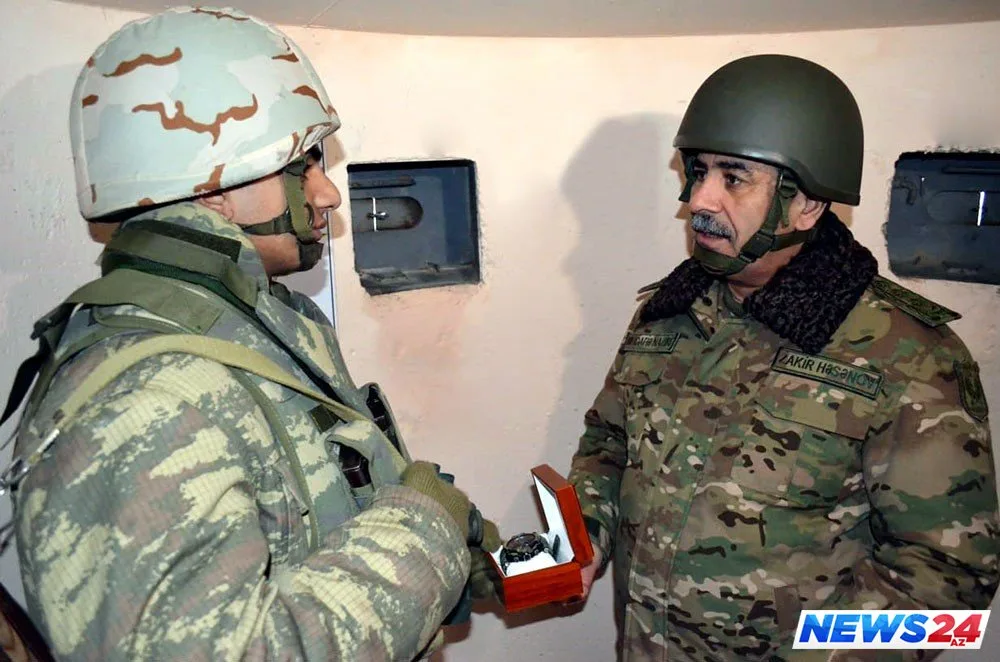 Zakir Həsənov cəbhə xəttində düşmənin mövqelərini izləyib - VİDEO