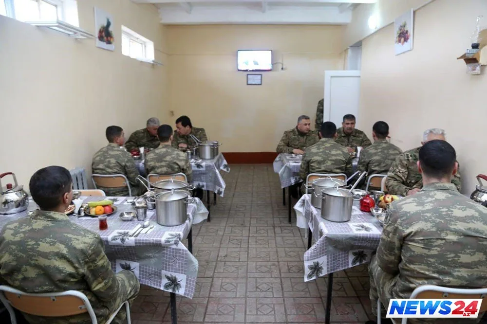 Zakir Həsənov cəbhə xəttində düşmənin mövqelərini izləyib - VİDEO