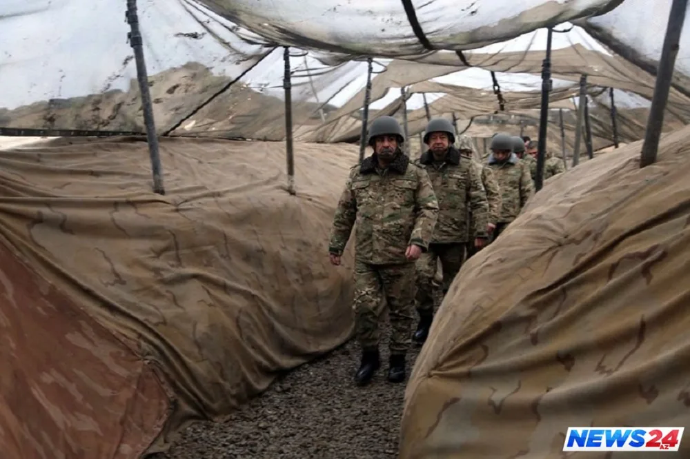 Zakir Həsənov cəbhə xəttində düşmənin mövqelərini izləyib - VİDEO