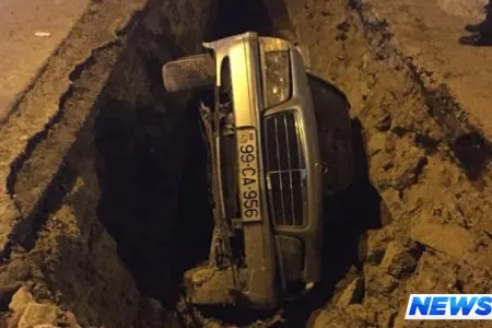 Babək prospektində maşın çuxura düşdü - FOTOLAR