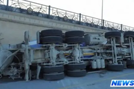 Betonqarışdıran maşın xəndəyə düşdü - Sürücü öldü