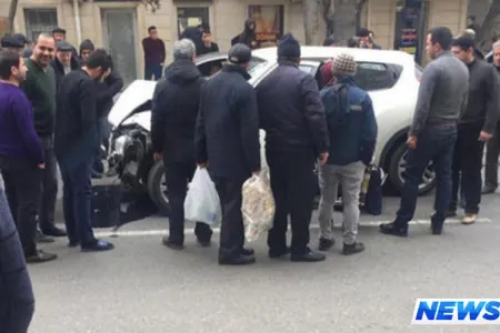 Bakının mərkəzində qəza - Qadın sürücü özünü maşından atdı