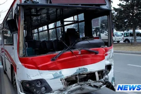 Bakıda TIR-la avtobus toqquşdu - yaralılar var