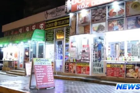Bakıda dönər evində gənc özünü doğradı - VİDEO
