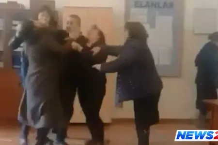 Gəncədə məktəbdə biabırçılıq: Direktorla valideyn saçyolduya çıxdı – VİDEO