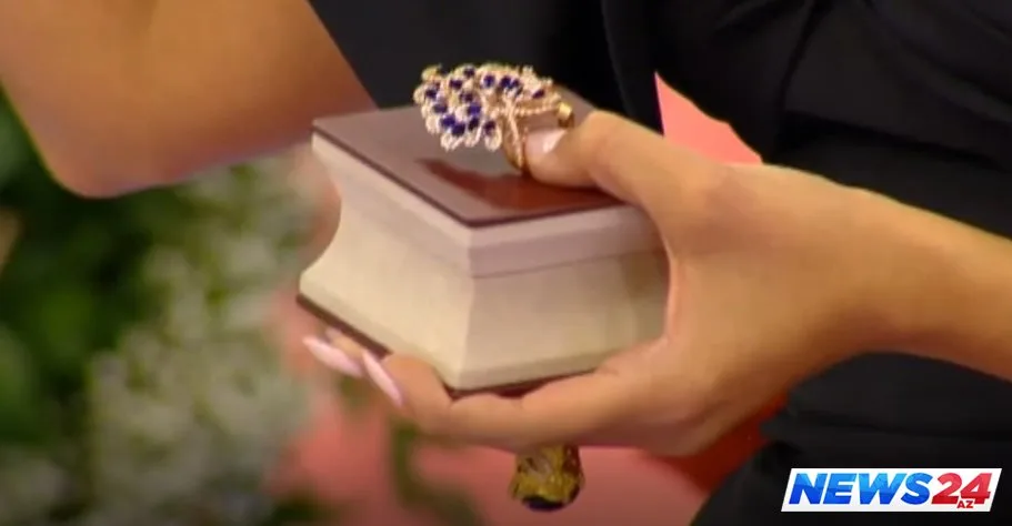 Aparıcı Nanəyə canlı yayımda 20 minlik üzük hədiyyə edildi - FOTO