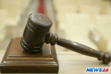 Bakıda qadın məhkəmə zalında hakim və prokuroru döydü