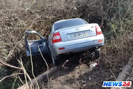 Ucarda avtomobil su kanalına aşıb, sürücü ölüb
