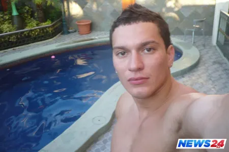 Anasını gitara ilə döydü - VİDEO