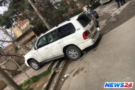 Bakının mərkəzində avtomobil pilləkənlərə dırmaşdı – ŞİKAYƏT - FOTO