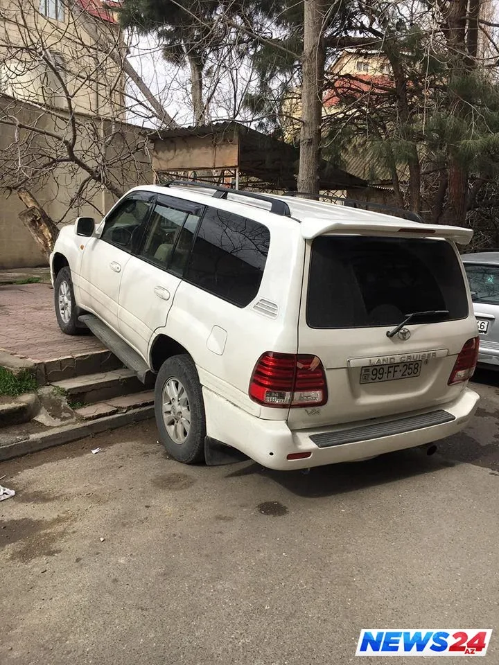 Bakının mərkəzində avtomobil pilləkənlərə dırmaşdı – ŞİKAYƏT - FOTO