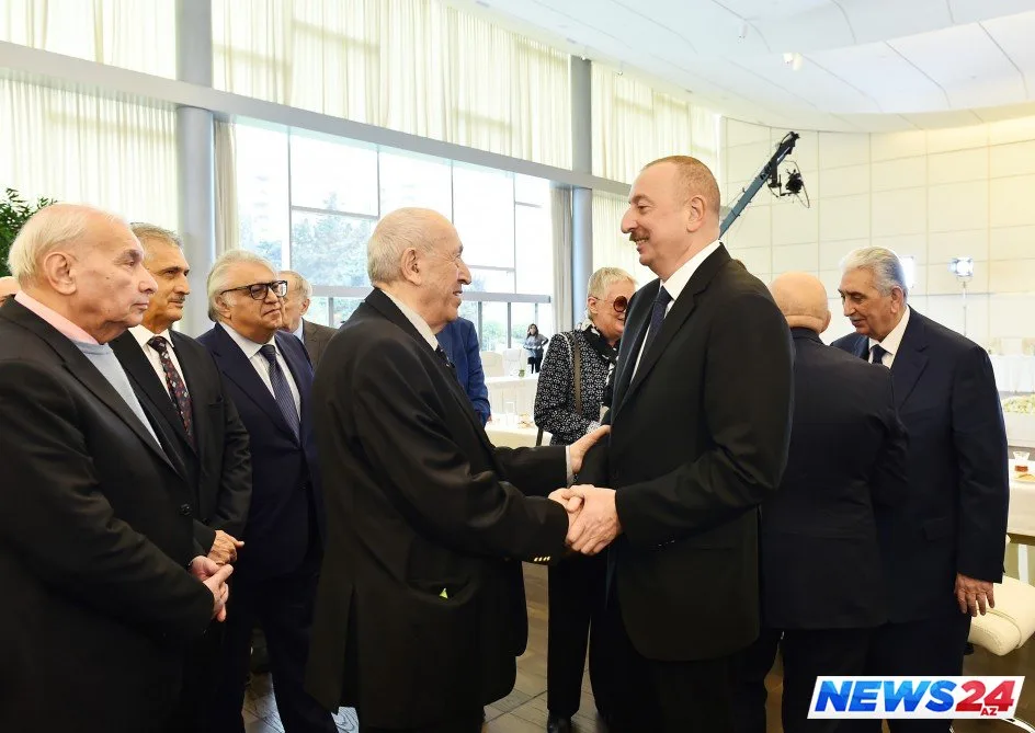 Sənətçilərin prezidentlə görüşündən - Fotolar