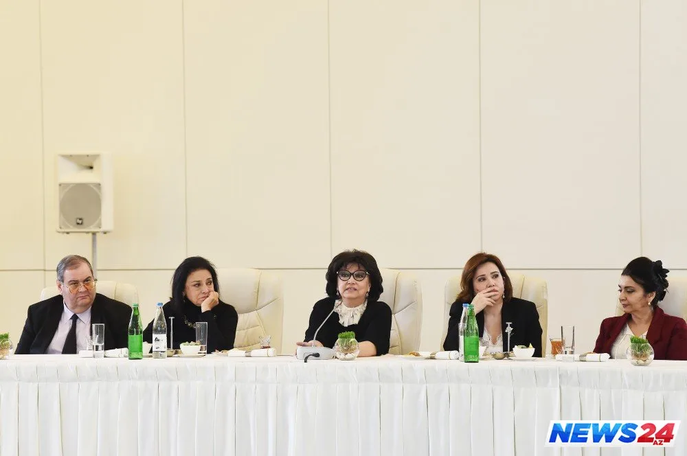 Sənətçilərin prezidentlə görüşündən - Fotolar