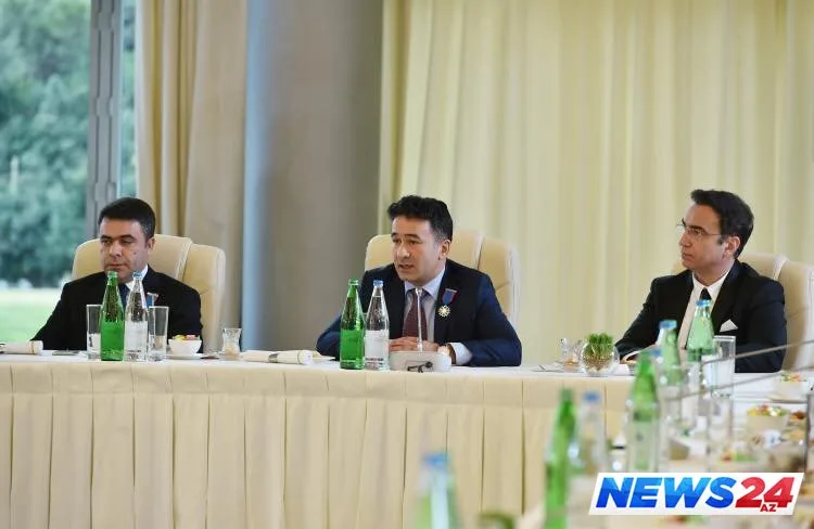 Sənətçilərin prezidentlə görüşündən - Fotolar