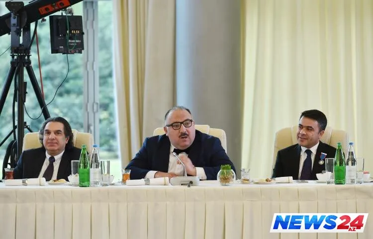 Sənətçilərin prezidentlə görüşündən - Fotolar