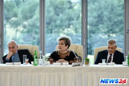 Xalq artisti teatr xadimlərinin əmək haqqı və mənzil problemindən danışdı