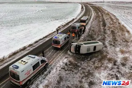 Şagirdləri daşıyan mikroavtobus aşdı: 12 yaralı - FOTO