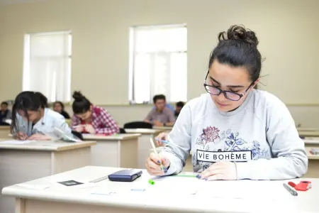 Alt paltarından corabına qədər yoxlanılan abituriyentlər – ARAŞDIRMA