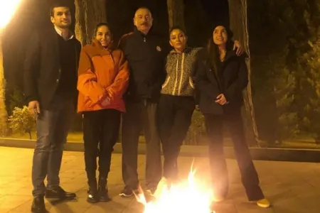 GÜNÜN FOTOSU: Prezident və Birinci Xanım ailəsi ilə tonqal başında - FOTO