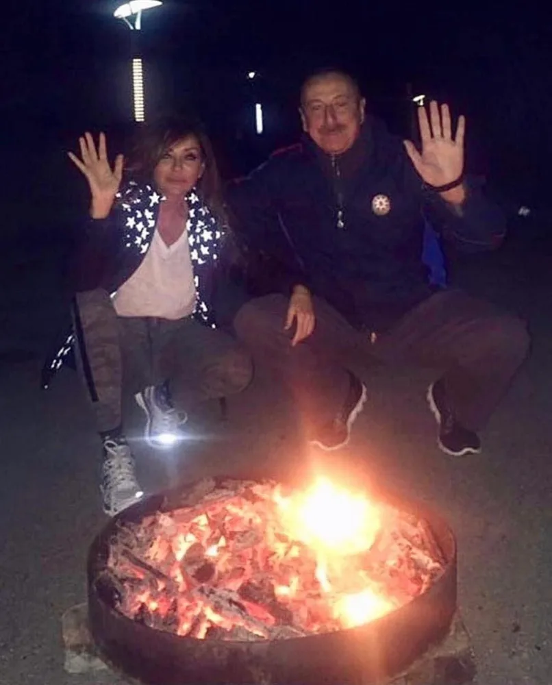 GÜNÜN FOTOSU: Prezident və Birinci Xanım ailəsi ilə tonqal başında - FOTO