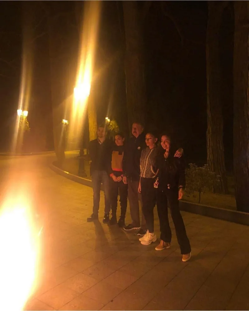 GÜNÜN FOTOSU: Prezident və Birinci Xanım ailəsi ilə tonqal başında - FOTO