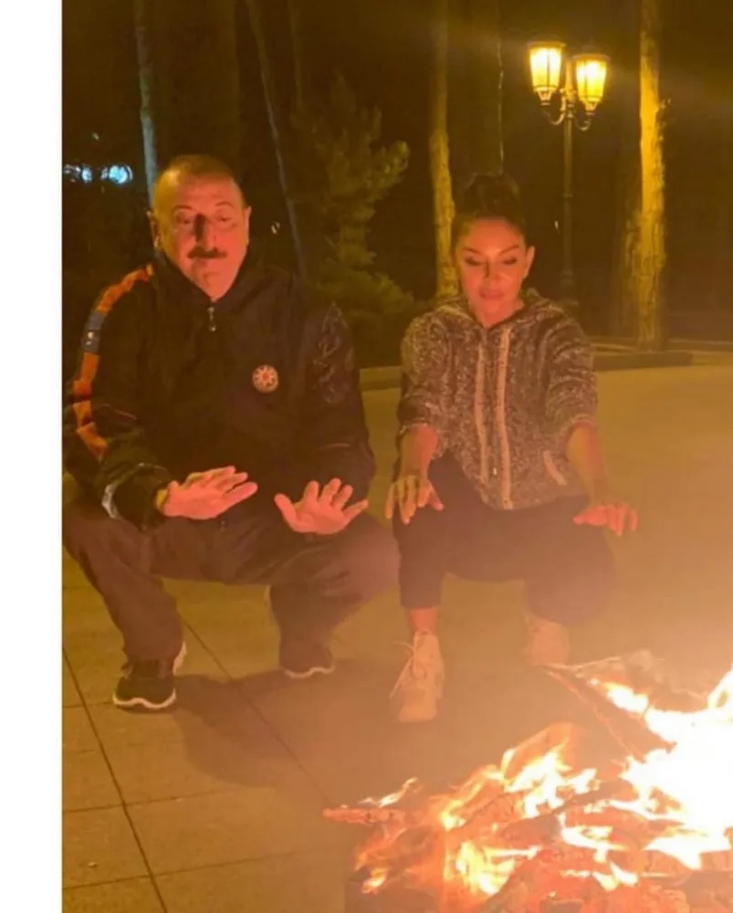 GÜNÜN FOTOSU: Prezident və Birinci Xanım ailəsi ilə tonqal başında - FOTO