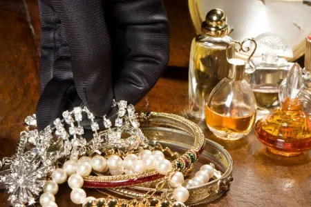 Bakıda dayə evdən 14 minlik qızıl əşyaları oğurladı