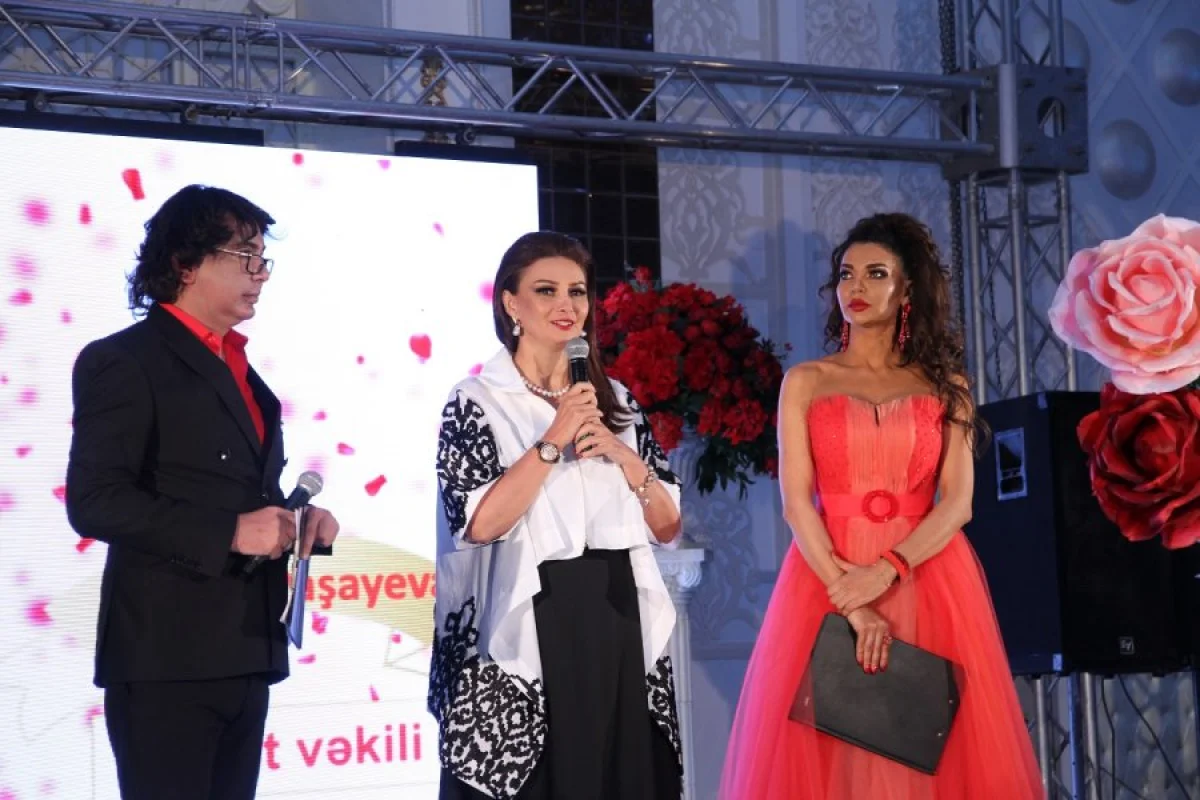 Tanınmış xanımlar "İlin işgüzar xanımı" mükafatı aldılar - FOTO - VİDEO