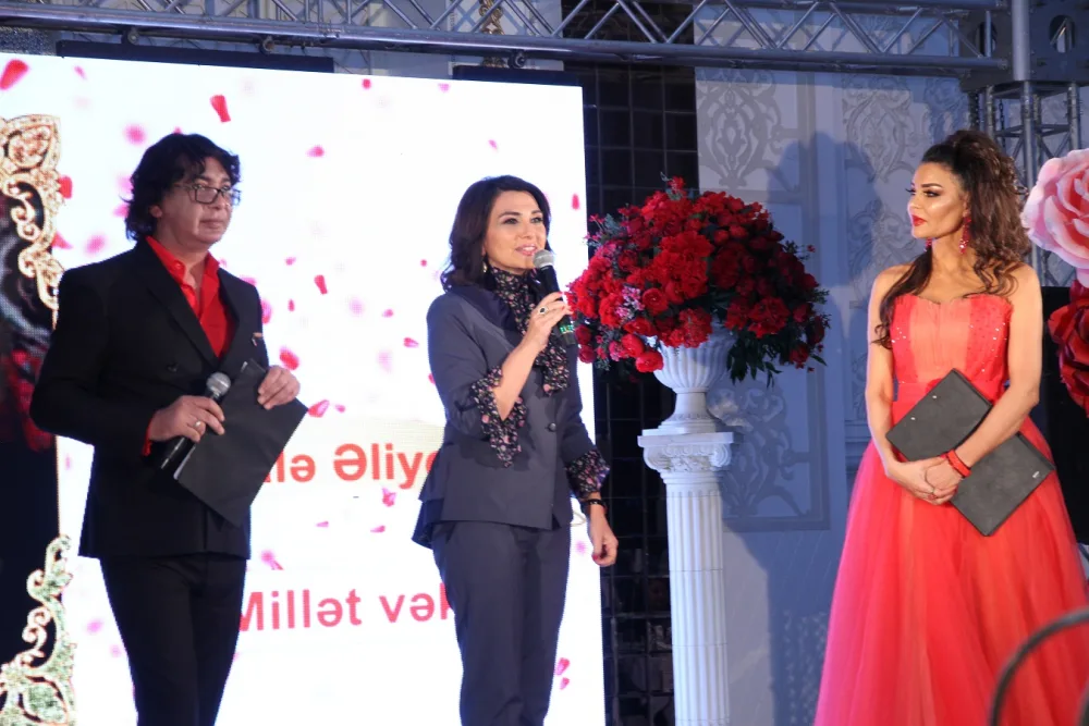 Tanınmış xanımlar "İlin işgüzar xanımı" mükafatı aldılar - FOTO - VİDEO