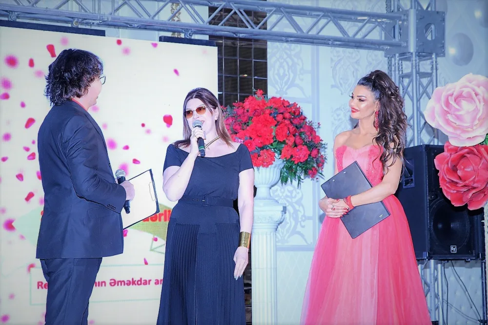 Tanınmış xanımlar "İlin işgüzar xanımı" mükafatı aldılar - FOTO - VİDEO