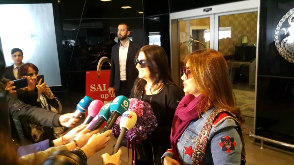 ÖZƏL: Sibel Can Bakıda - Ruhi Əliyeva türk sənətçisini şəxsən qarşıladı - FOTO