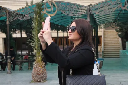 Sibel Can Bakıda xalça toxudu: "Bu gözəl hissdir" – EKSKLÜZİV – VİDEO