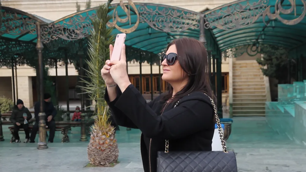 Sibel Can Bakıda xalça toxudu: "Bu gözəl hissdir" – EKSKLÜZİV – VİDEO