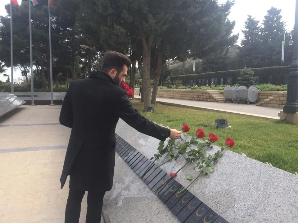 EKSKLÜZİV: Sibel Can Şəhidlər Xiyabanında - FOTO - VİDEO